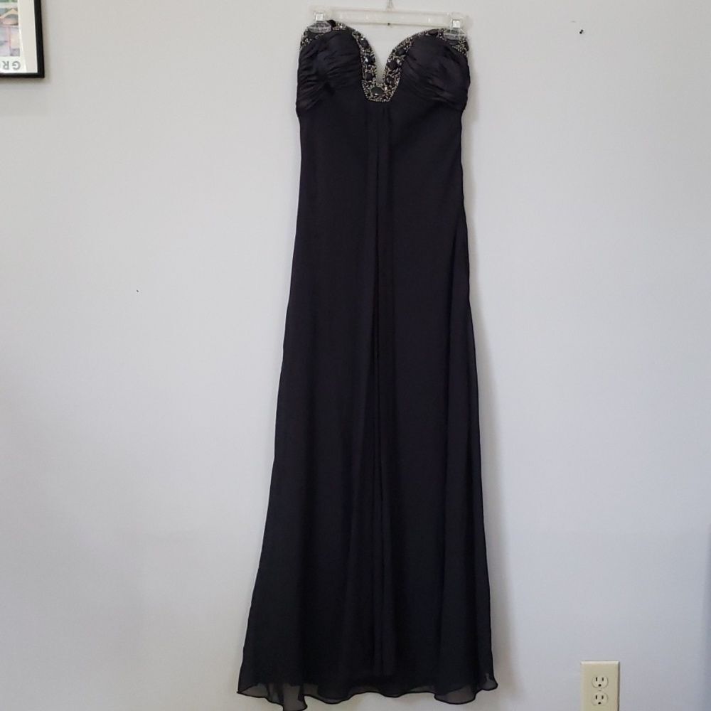JUMP Apparel Dress 7/8 Bejeweled Sweetheart Neckline Empire Waist Black Gown